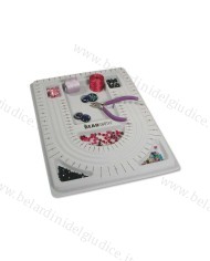 Vassoio per infilare collane con bordo ovale a 3 canali 24,5x33,5 cm