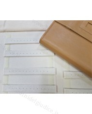 Rotolo cuoio interno panna con strisce forate per orecchini