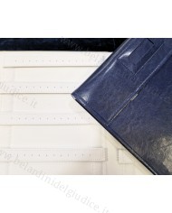 Rotolo blu interno bianco con strisce forate per orecchini